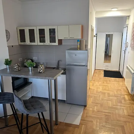 Xenija Apartamento *